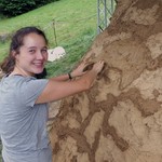 Marie Usadel formt die Ofensau an die Ofenwand (Foto: LWL-Archäologie für Westfalen/M. Zeiler). (vergrößerte Bildansicht wird geöffnet)