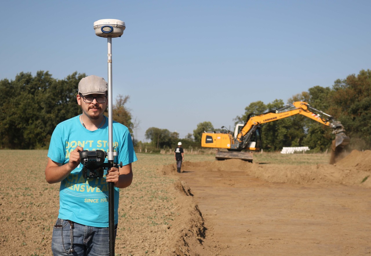 3 Vermessungstechnik bei Sonnenschein, archäologische Begleitung einer Bautrasse (Foto: LWL-AfW Olpe)