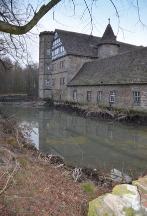 Mächtige Humusschichten werden aus dem Wassergraben herausgeholt. Foto: LWL/M. Hahne