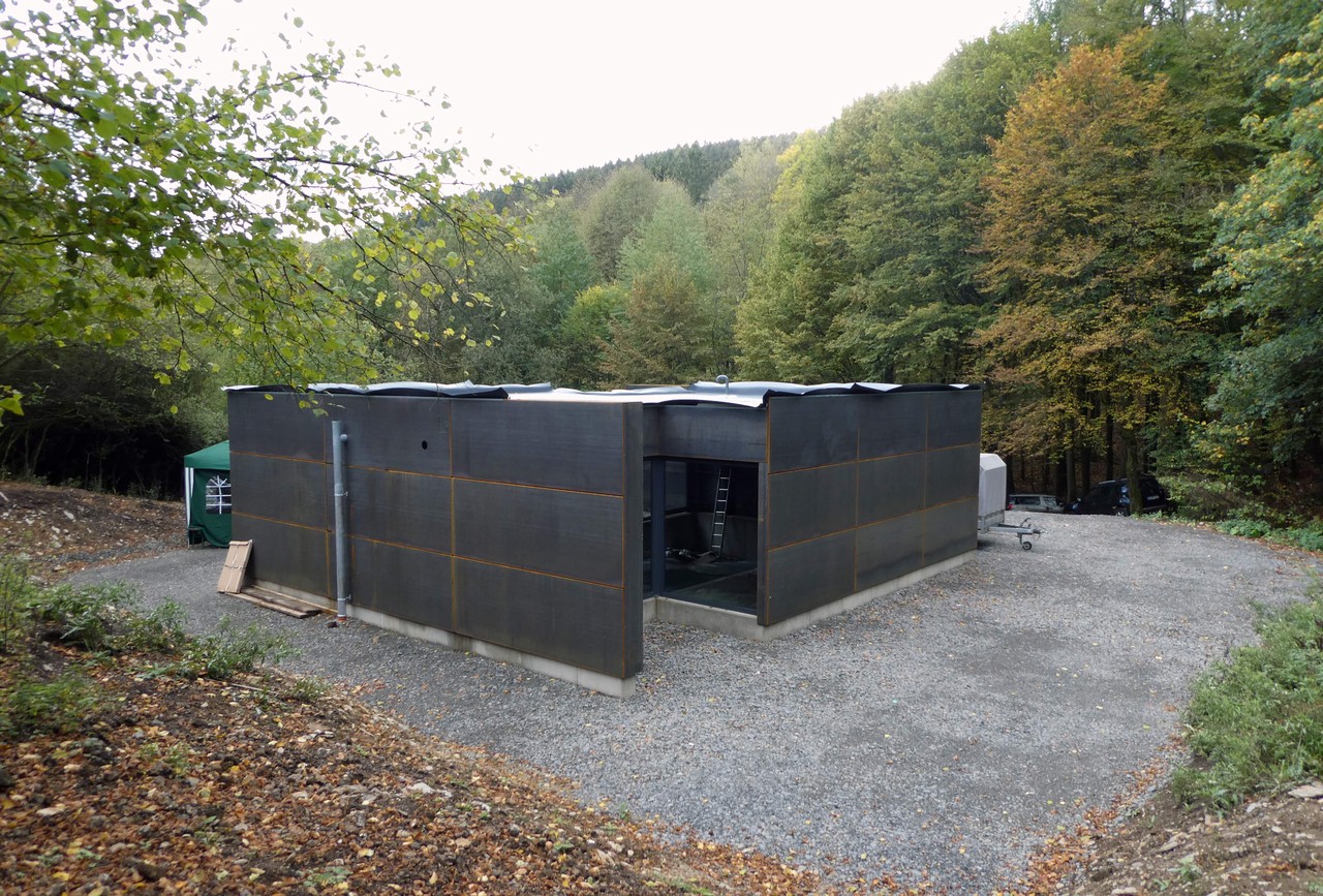 Moderne Architektur und Corten-Stahl-Wände des Schutzbaus sollen bewusst einen Kontrast im Tal des Gerhardsseifens bewirken (Foto: LWL-Archäologie für Westfalen/M. Zeiler).