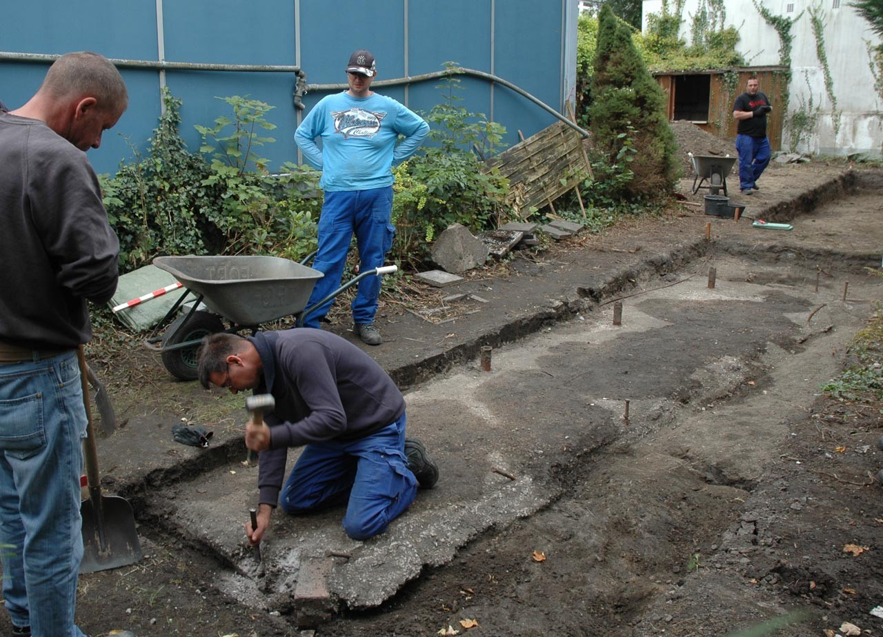 Freigelegtes nachkriegszeitliches Barackenfundament; Foto: LWL/T. Eggert