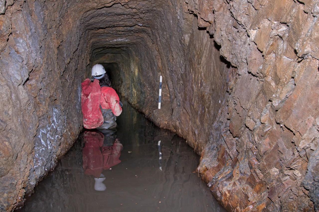 „Alltag“ im Mittelgebirge: Erste archäologische Erkundung eines neu geöffneten Stollens (LWL-AfW Olpe/T. Poggel)