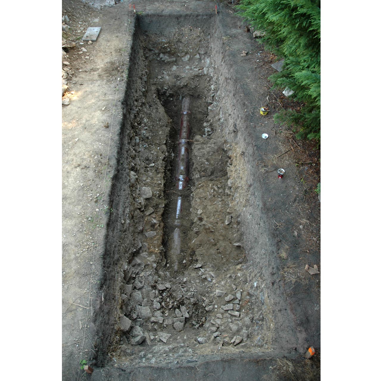 Freigelegtes Abwasserrohr in 1,40 m Tiefe; Foto: LWL/T. Eggert