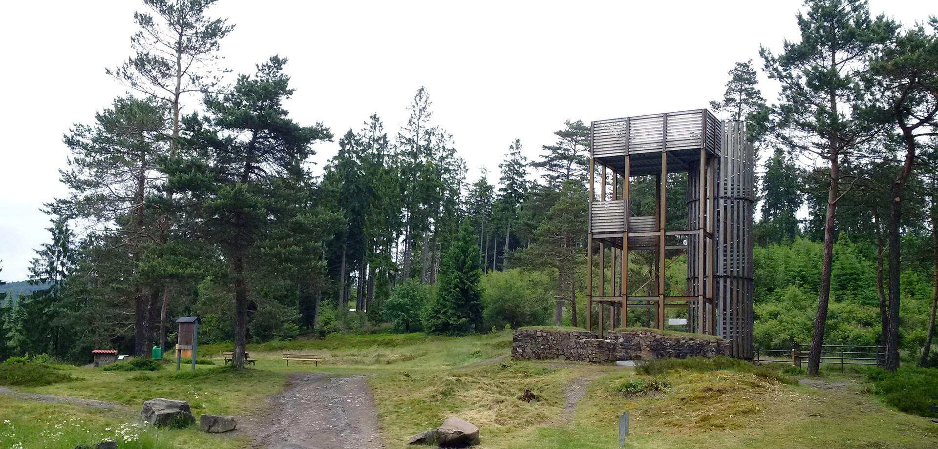 Der Altenberg & Stahlberg e.V. Müsen bewahrt und präsentiert das Areal des Altenbergs bei Müsen. Aussichtsturm an der Stelle der Turmburg (Foto: LWL)