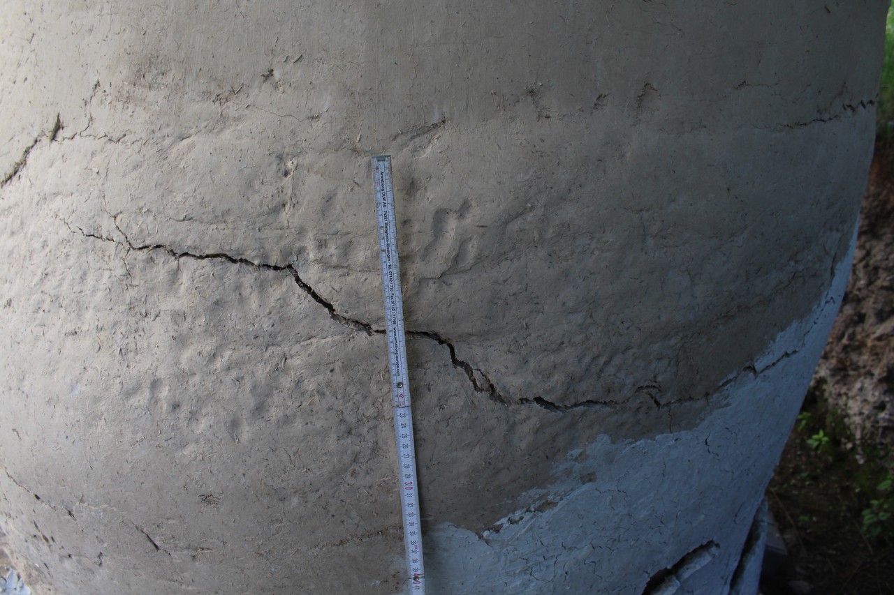 Teilweise zogen sich die Setzungsrisse über einer Länge von bis zu 80 cm hin (Foto: LWL-Archäologie für Westfalen/M. Zeiler)