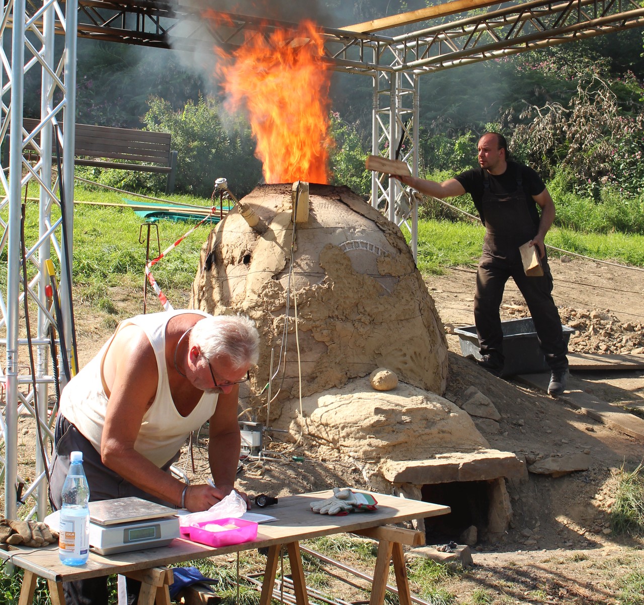 Der Experimentofen ist tatsächlich übermannshoch. Derartige Öfen waren typisch im eisenzeitlichen Siegerland und waren die größten Verhüttungsanlagen Europas (Foto: LWL-Archäologie für Westfalen/Manuel Zeiler).