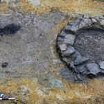 Brunnenring mit angrenzenden Holzfosten (Foto: LWL-AfW Olpe) (vergrößerte Bildansicht wird geöffnet)