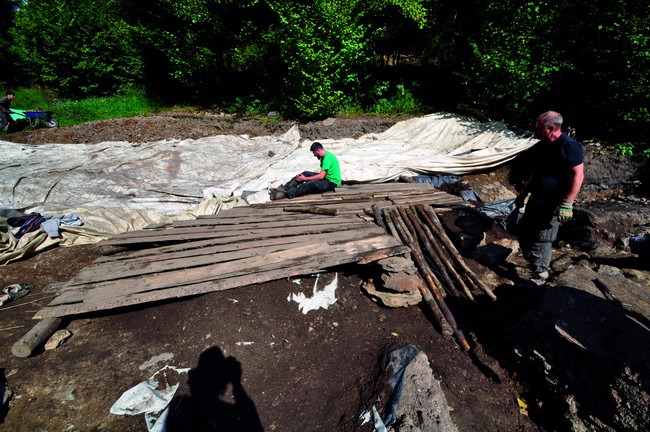 2012 wurden die gut erhaltenen archäologischen Befunde gesichert und zum Teil – wie hier – verzimmert – damit die daran anschließende Überschüttung keine Gefahr darstellt (Foto: LWL-Archäologie für Westfalen/Manuel Zeiler).