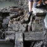 Reparatur bzw. Stabilisierung durch dicht gepackte Pfähle, Holzabschnitte und einen Stein (LWL-Archäologie für Westfalen/T. Poggel). (vergrößerte Bildansicht wird geöffnet)