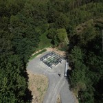 Das Umfeld des Schutzbaus wird ebenfalls gestaltet und wurde zunächst provisorisch geschottert, um den Baumaschinen die Anfahrt zu ermöglichen (Foto: LWL-Archäologie für Westfalen/M. Zeiler). (vergrößerte Bildansicht wird geöffnet)