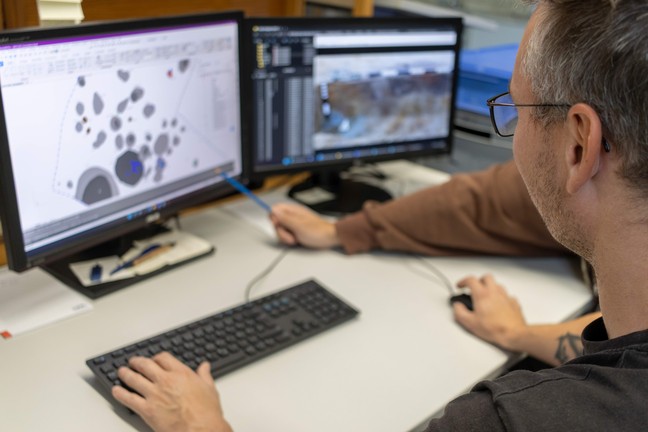 Im Innendienst erlernt der Fortzubildende den Umgang mit verschiedener Software, wie hier z.B. das Erstellen eines Grabungsplan mit CAD. – Foto: LWL-AfW Olpe/T. Poggel