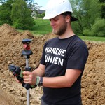 Funde und Befunde werden tachymetrisch vermessen (Foto: LWL-Archäologie für Westfalen/M. Zeiler) (vergrößerte Bildansicht wird geöffnet)