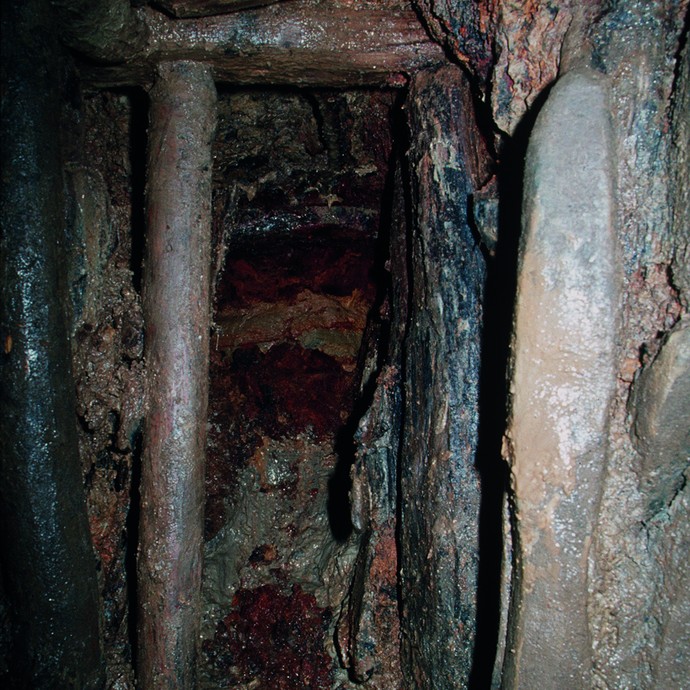 .Blick durch einen Türstock einer mittelalterlichen Strecke im Untergrund des Almerichs (Foto: DBM) (vergrößerte Bildansicht wird geöffnet)