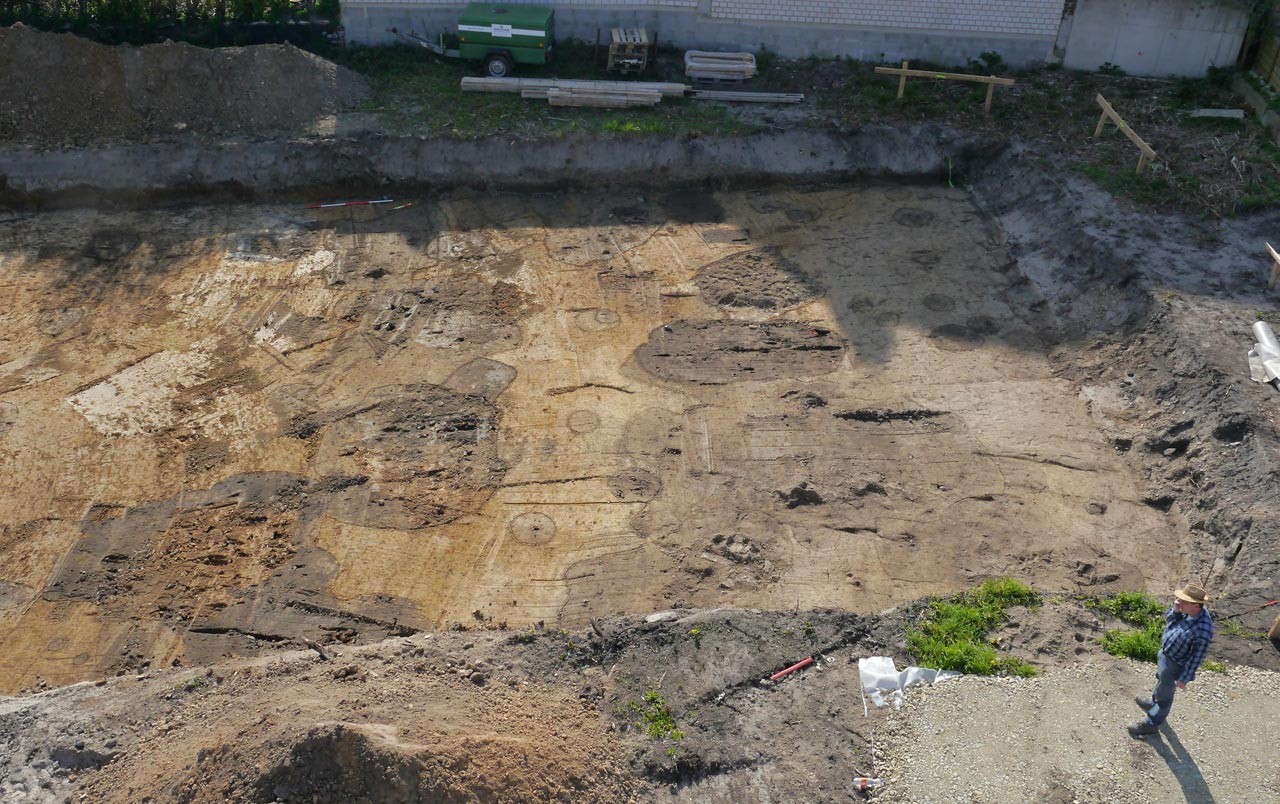 Rechts im Bild: Pfostengruben, die zum Haupthaus der Hofstelle gehörten; Foto: LWL/R. Klostermann