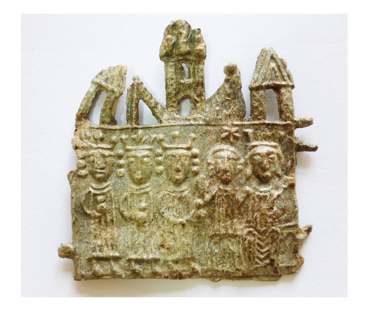 Frisch restauriert von Dipl. Restauratorin Susanne Bretzel-Scheel: Pilgerzeichen mi der Darstellung der Heiligen Drei Könige vor Maria mit dem Jesuskind (Länge ca. 3,5 cm)