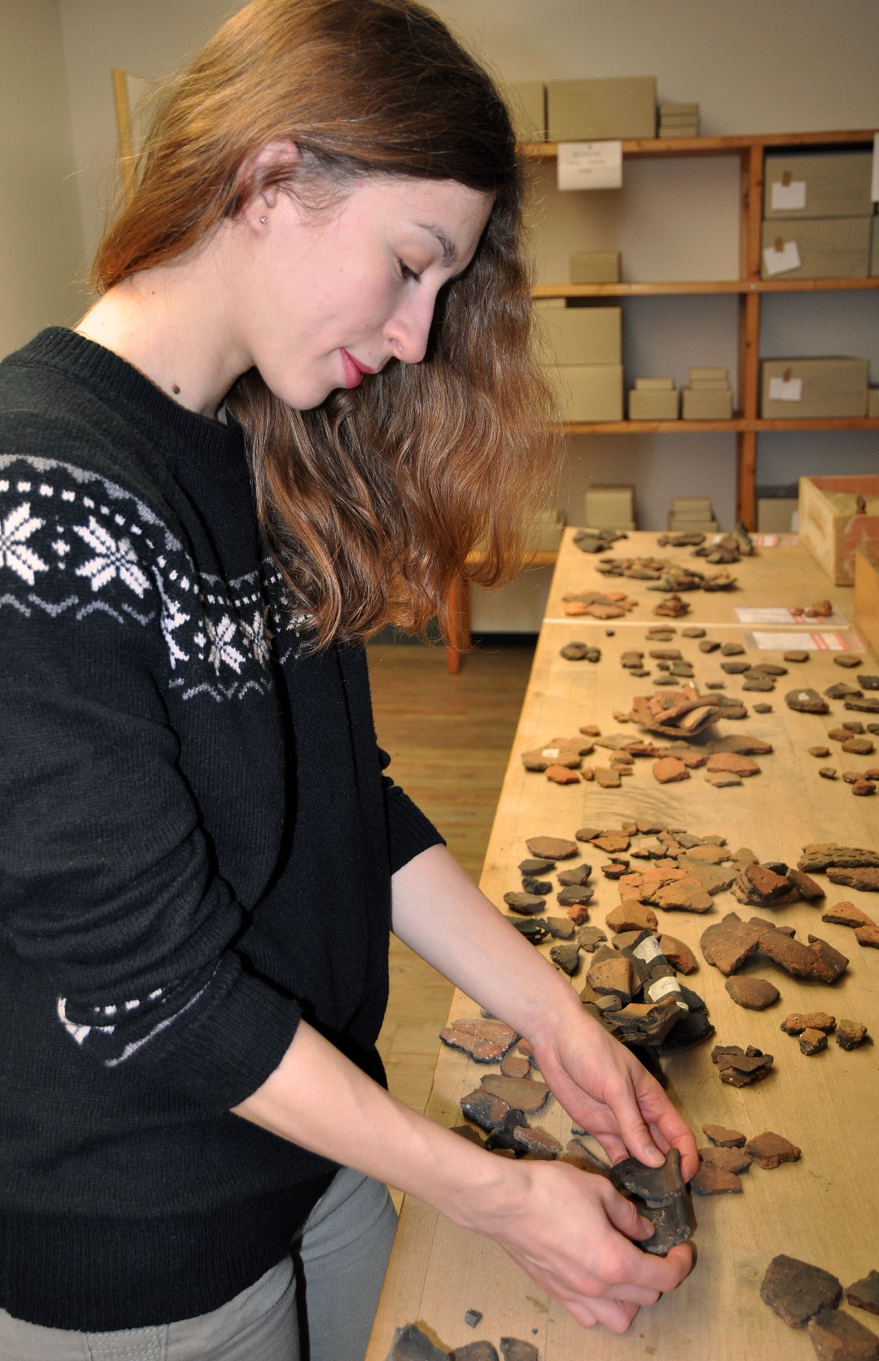 Scherben aus PW-Barkhausen werden zusammengepuzzelt; (Foto: LWL/E. Johannhörster