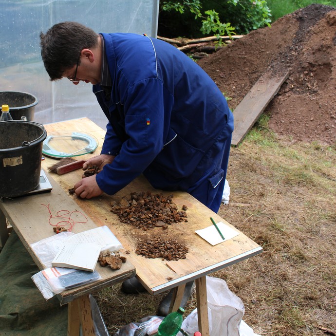 …. um so eine Bestimmung der Schlacken durchführen zu können (Foto: LWL/M. Müller-Delvart). (vergrößerte Bildansicht wird geöffnet)