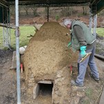 Die im Frühjahr angebrachte verstärkende Schutzhülle aus Lehm, wurde in Abschnitten aufgebracht. Hier ist gut der jüngste, durch seine Feuchte dunkel gefärbte Abschnitt zu erkennen, … (Foto: LWL-Archäologie für Westfalen/M. Zeiler). (vergrößerte Bildansicht wird geöffnet)