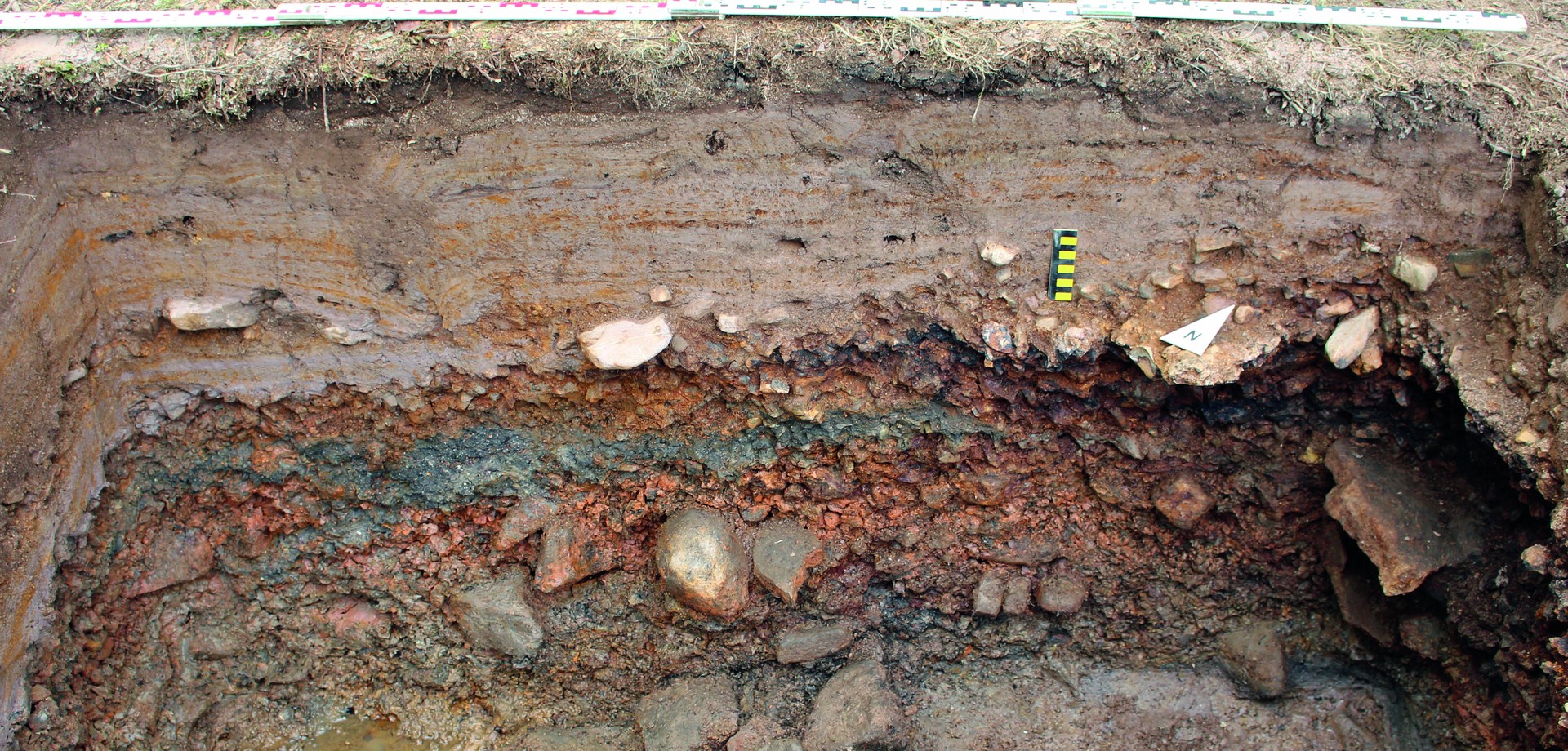Profil durch eine Schlackenhalde der Buntmetallverhüttung in Kreuztal-Ferndorf (Foto: LWL/M. Müller-Delvart).