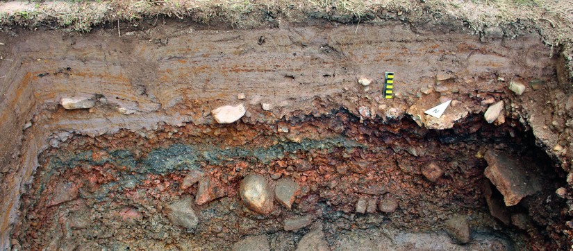 Haldenkörper einer mittelalterlichen Verhüttung, der von Sedimenten späterer Flutereignisse überdeckt ist (Foto: LWL/M. Müller-Delvart).
