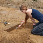 Die Pfostengrube wird geschnitten um im Profil die Gestalt und Tiefe des Befundes beurteilen zu können (Foto: LWL-Archäologie für Westfalen/M. Zeiler) (vergrößerte Bildansicht wird geöffnet)