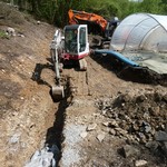 Zum Hang hin schützt eine tiefe Drainage das Gelände vor den Hangwässern (Foto: LWL-Archäologie für Westfalen/M. Zeiler). (vergrößerte Bildansicht wird geöffnet)