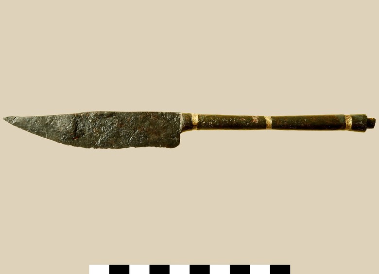 Nicht reintreten!: Dieses knapp 20 cm lange römische Messer wurde mit der Spitze nach oben weisend in einer kleinen Grube unter dem Fußboden eines Grubenhauses aufgefunden (Foto: LWL-Archäologie für Westfalen/Andreas Madziala).