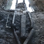 Der freigelegte hölzerne Brückenpfeiler in der Längsansicht (LWL-Archäologie für Westfalen/T. Poggel) (vergrößerte Bildansicht wird geöffnet)