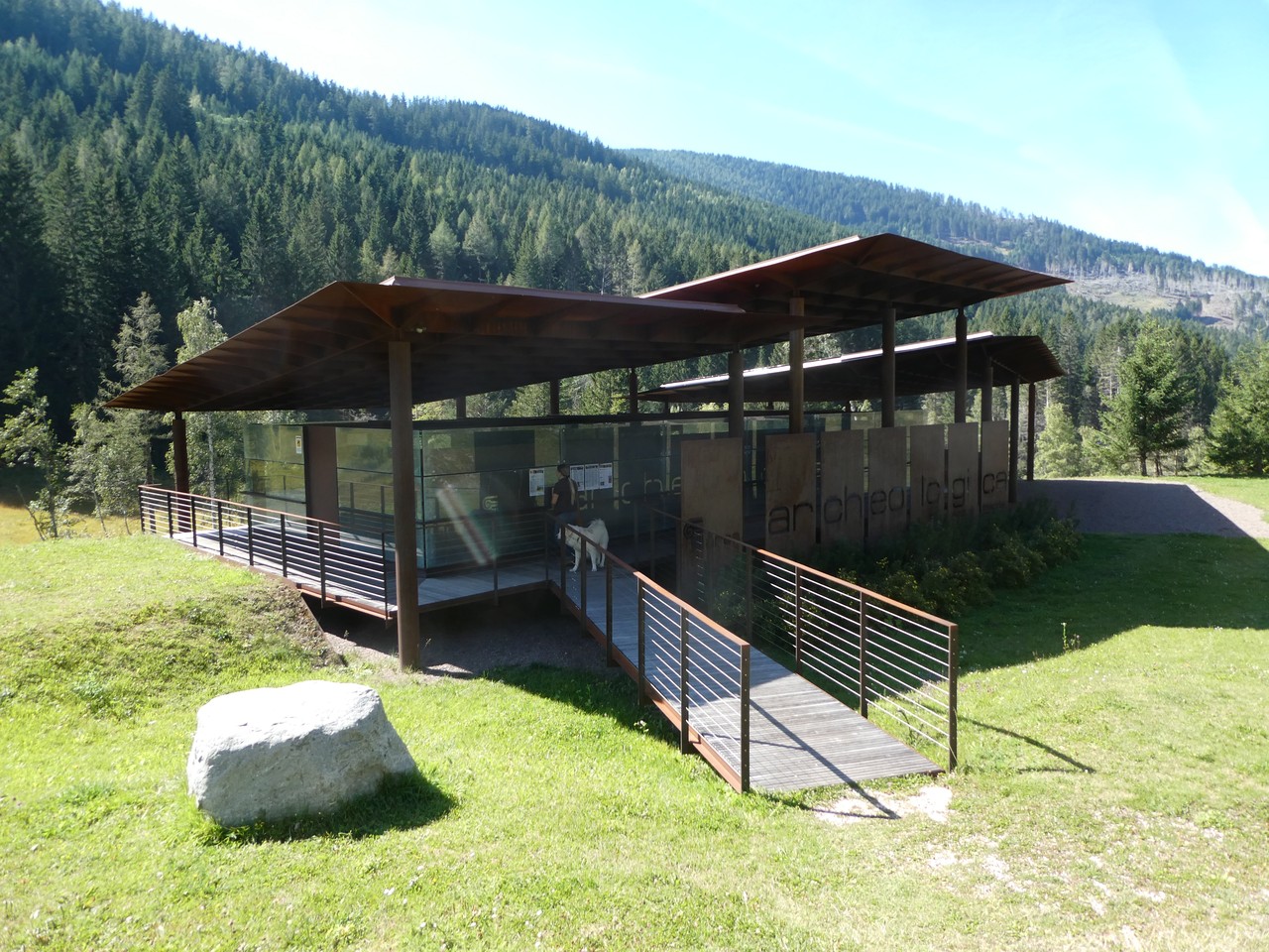 Schutzbau bei Acqua Fredda in Italien (Trentino). Dieser sehr ‚luftige Schutzbau‘ am originären Standort einer wichtigen archäologischen Ausgrabung … (Foto: LWL-Archäologie für Westfalen/Manuel Zeiler)
