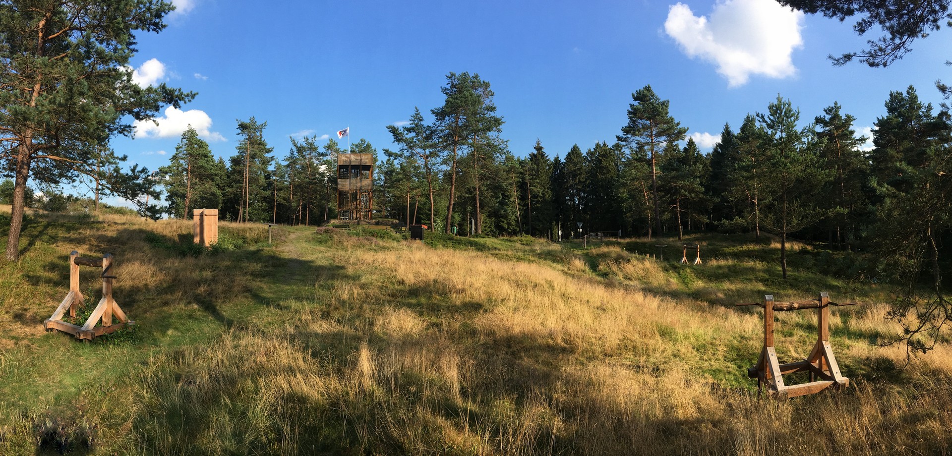 Altenberg bei Hilchenbach-Müsen: Areal des Freilichtmuseums mit Aussichtsturm an der Stelle der ehemaligen Turmburg (Foto: LWL/M. Zeiler)