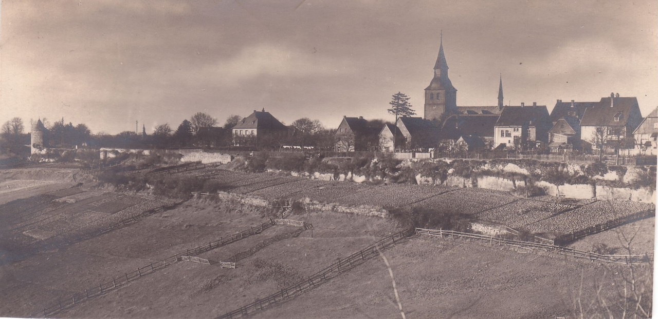 Rüthen um 1900. Gut sichtbar die steinernen Stützmauern der gärtnerisch genutzten Hangterrassen (H. Lyuken/Wikimedia Commons, GNU Free Documentation License)