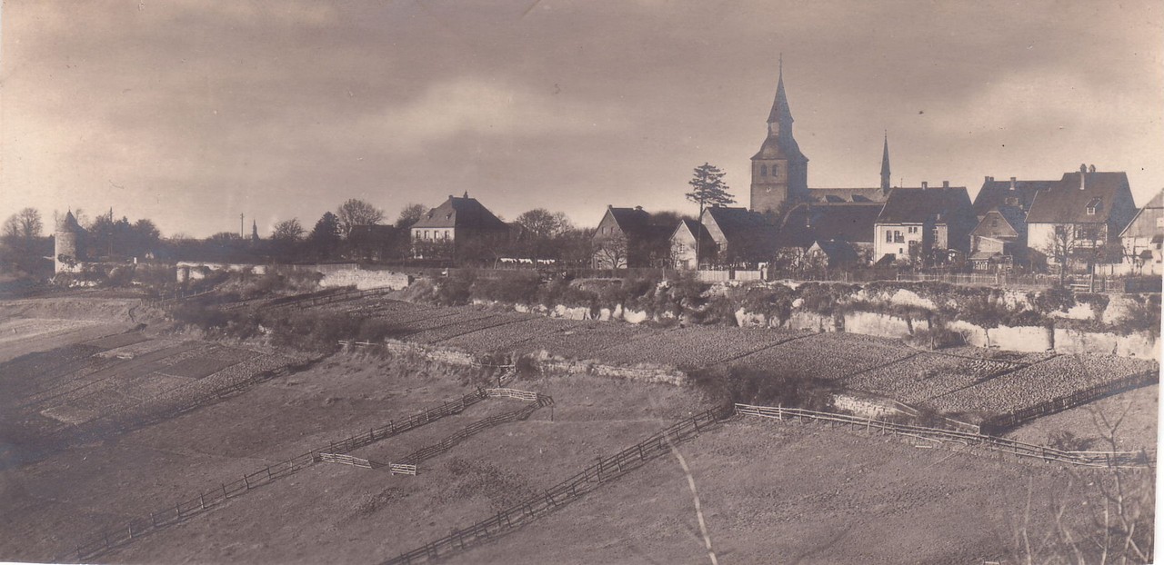 Rüthen um 1900. Gut sichtbar die steinernen Stützmauern der gärtnerisch genutzten Hangterrassen (H. Lyuken/Wikimedia Commons, GNU Free Documentation License)