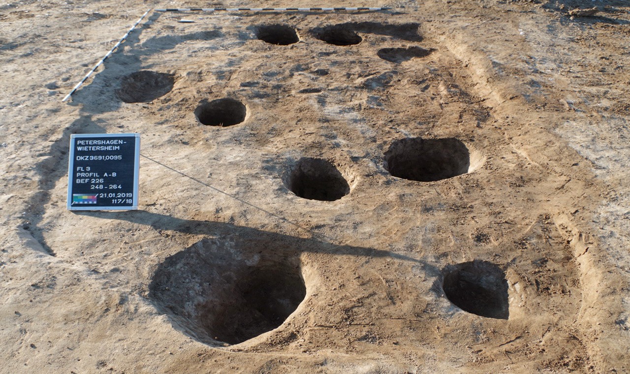 Pfostenlöcher auf der Sohle eines der Häuser, Foto: denkmal3D