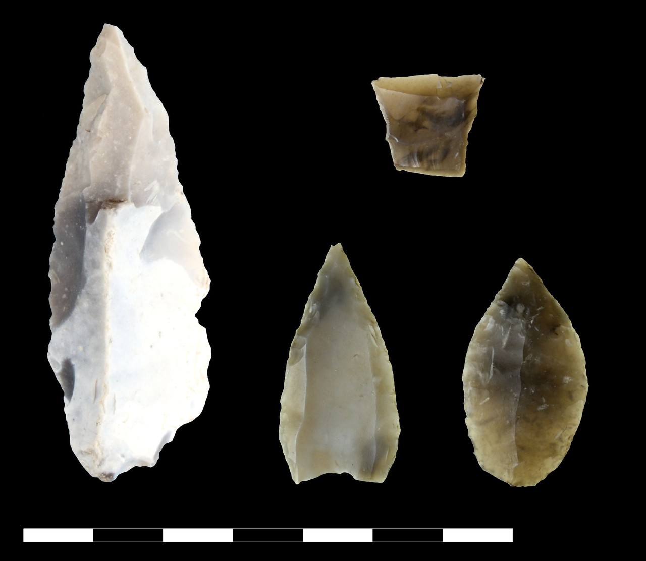Spitzklinge, langgestreckte Pfeilspitze, flächig retuschierte blattförmige Pfeilspitze und Querschneider aus der Grabgrube (Fotos: LWL-Archäologie für Westfalen/Alexandra Philippi).