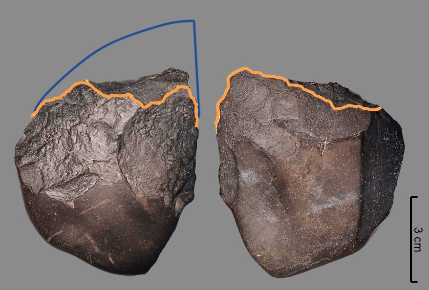 Rekonstruktion des Neufundes eines Neandertaler-Werkzeugs vom Haarstrang nördlich Fröndenberg: Die Spitzenpartie des aus Kieselschiefer gefertigten „Keilmessers“ ist modern gebrochen, kann aber anhand von Vergleichsstücken rekonstruiert (blaue Linien) werden. Die orangen Linien bezeichnen die modernen Bruchkanten. – Grafik: LWL-AfW Olpe/Michael Baales.