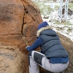 Die Risse werden mit Lehm verfugt (Foto: LWL-Archäologie für Westfalen/M. Zeiler). (vergrößerte Bildansicht wird geöffnet)