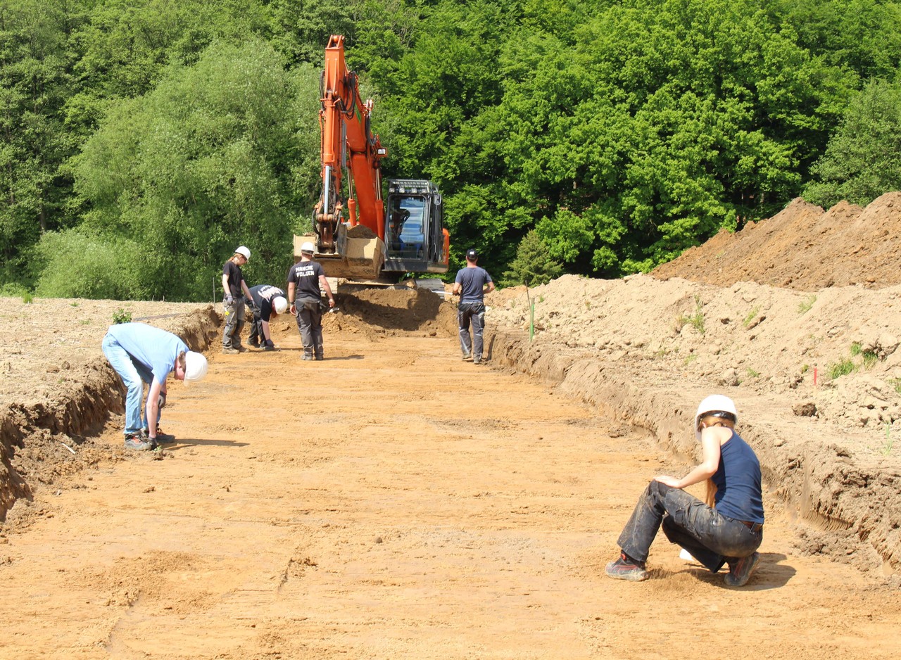 Die abgezogene Wegetrasse wird auf archäologisch relevante Funde und Strukturen untersucht (Foto: LWL-Archäologie für Westfalen/M. Zeiler)