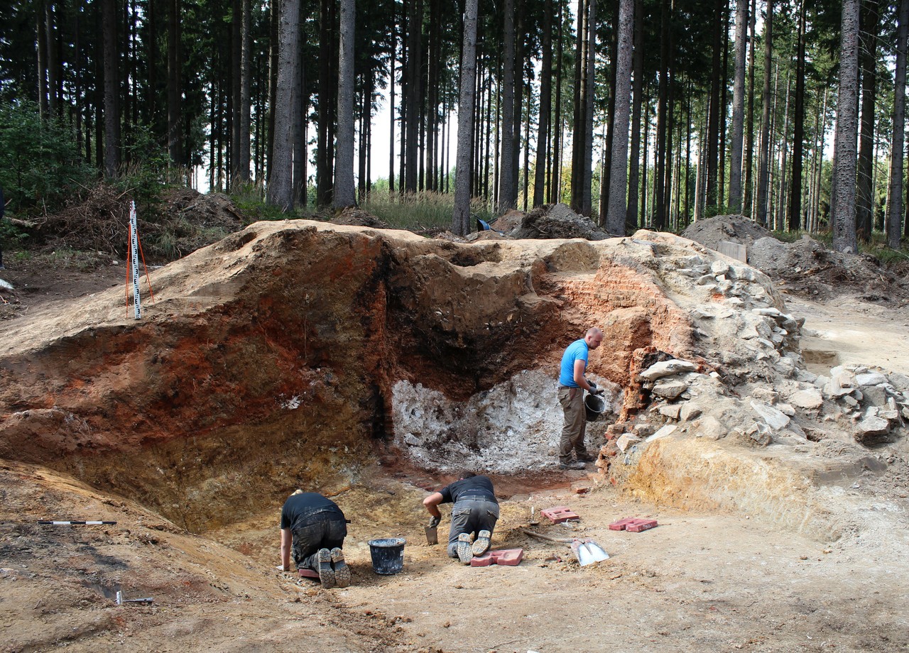Wesentlich größer: 2018 wurde durch die Außenstelle Olpe, auf Grund einer Steinbruch-Erweiterung, ein neuzeitlicher Kalkbrennofen in Brilon-Alme (Hochsauerlandkreis) vollständig ausgegraben (Foto: LWL-AfW Olpe/Manuel Zeiler)