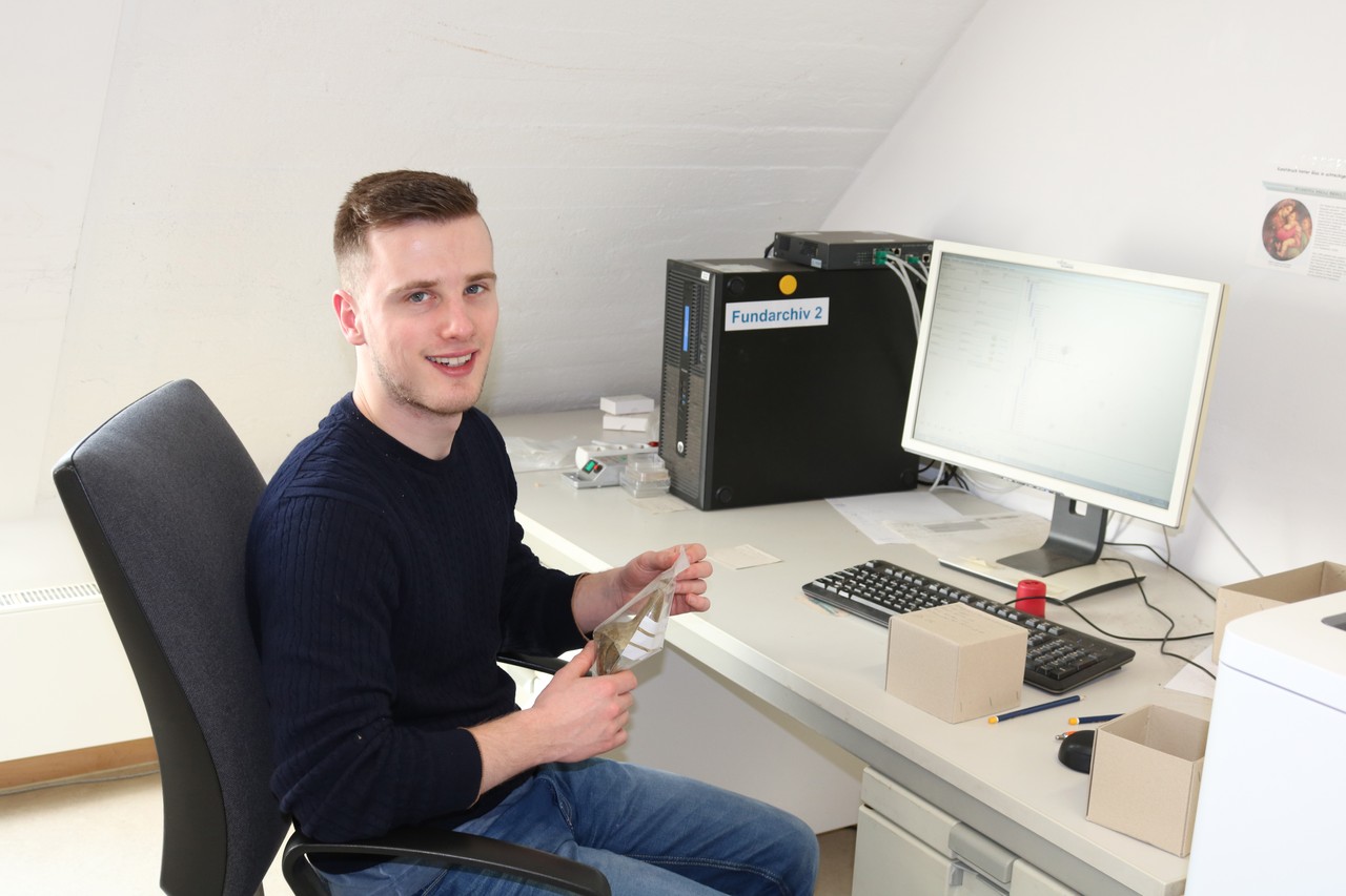 Bufdi Frederik Menne bei der Eingabe von Funden in die Datenbank.