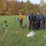 Meschede-Eversberg. Der Historiker Dr. Marcus Weidner „brieft“ die ehrenamtlichen Sondengänger. – Foto: LWL-AfW Olpe/Manuel Zeiler. (vergrößerte Bildansicht wird geöffnet)