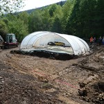 Nach der Ausgrabung wurde der „Archäologie-Block“ provisorisch gesichert und die Kanten stabilisiert. So konnten die Außenarbeiten beginnen (Foto: LWL-Archäologie für Westfalen/M. Zeiler). (vergrößerte Bildansicht wird geöffnet)