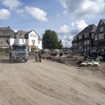 Zwischen den Maschinen und bei Staub und Lärm arbeiteten die ArchäologInnen auf dem Bad Berleburger Goetheplatz. – Foto: LWL-AfW Olpe/M. Baales. (vergrößerte Bildansicht wird geöffnet)