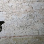 (Selbst-)Zeugnis an der Wand: „Käthe Henkel (?)“ (LWL-Archäologie für Westfalen/T. Poggel). (vergrößerte Bildansicht wird geöffnet)