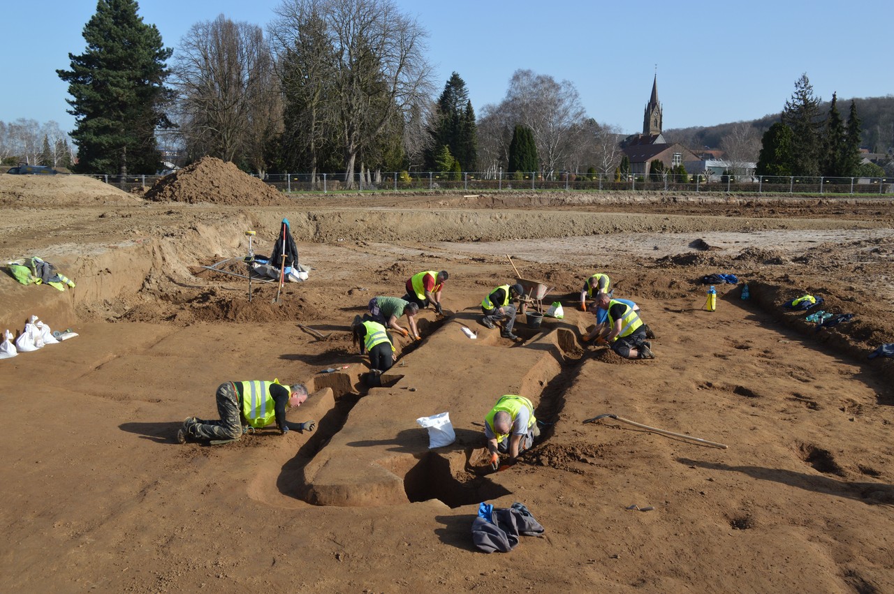 Mit Sorgfalt wird das umlaufende Gräbchen der Grabeinhegung im Negativ ausgegraben (Foto: Archäologische Ausgrabungen + Bauprojekt Betreuung/Jasmin Rüdiger).