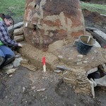 … und mit diesen der Ofen ummantelt (Foto: LWL-Archäologie für Westfalen/M. Zeiler). (vergrößerte Bildansicht wird geöffnet)