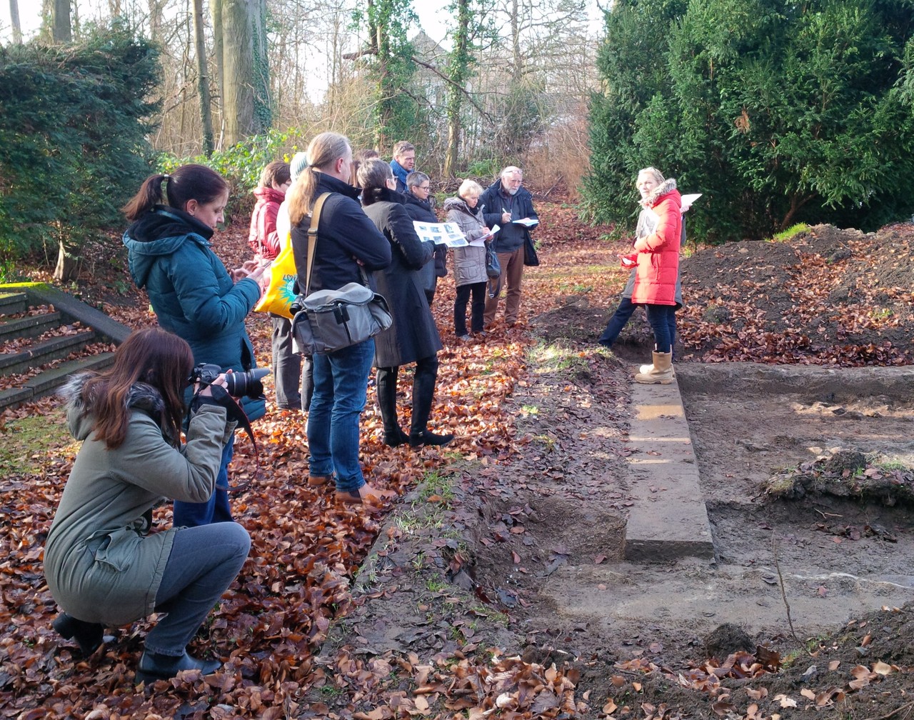 Hagen, Hohenhof. Das Interesse der örtlichen Presse an den bisherigen Ergebnissen und dem geplanten Fortgang der Arbeiten an dem Objekt ist durchaus groß. – Foto: LWL-AfW Olpe/M. Baales.