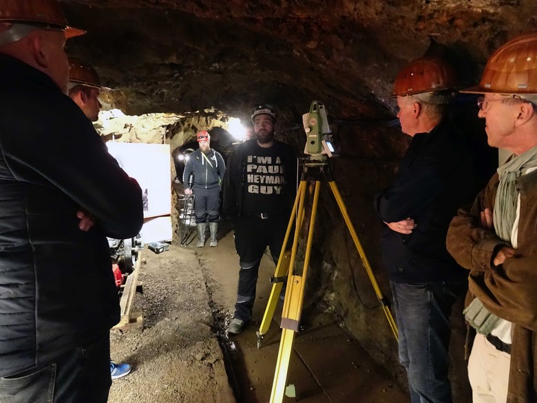 Fabian Geldsetzer erläutert die Arbeitsschritte der tachymetrischen Vermessung (Foto: LWL-AfW Olpe/M. Baales)
