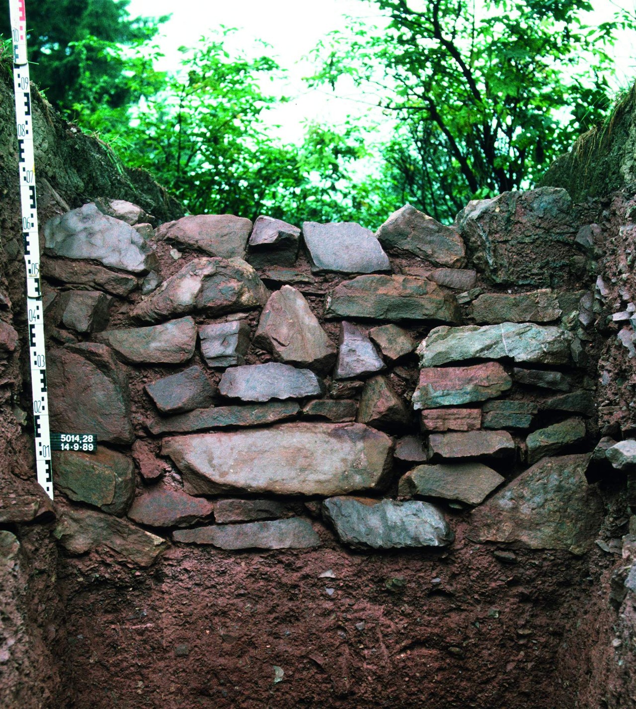 1989 legten Mitarbeiter der LWL-Archäologie für Westfalen einen Teil der Befestigung frei und stellten hier eine massiv gesetzte Trockenmauer fest (Foto: LWL-Archäologie für Westfalen/Hermann Menne).