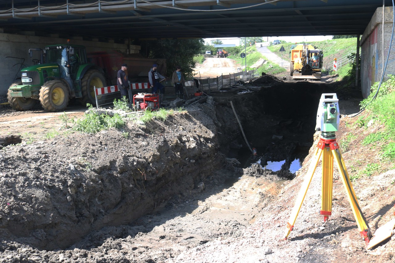Eine Brücke unter der Brücke – Notgrabung im laufenden Baubetrieb (LWL-Archäologie für Westfalen/T. Poggel).