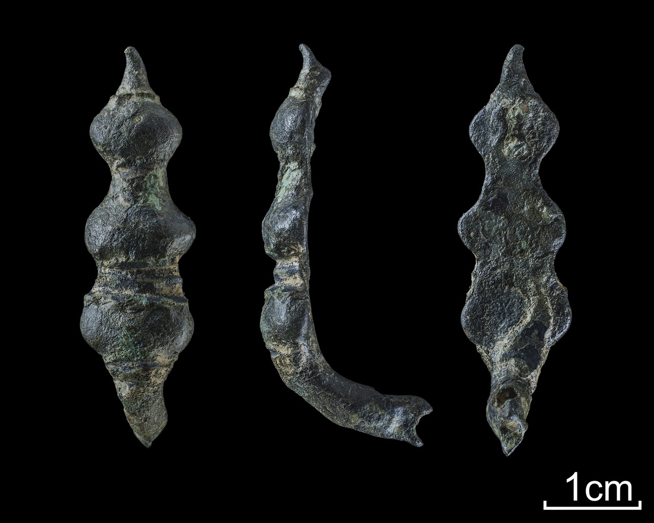 Dreiseitenansicht des Fibelfragmentes von Schmallenberg (Foto: LWL-Archäologie für Westfalen/H. Menne). 